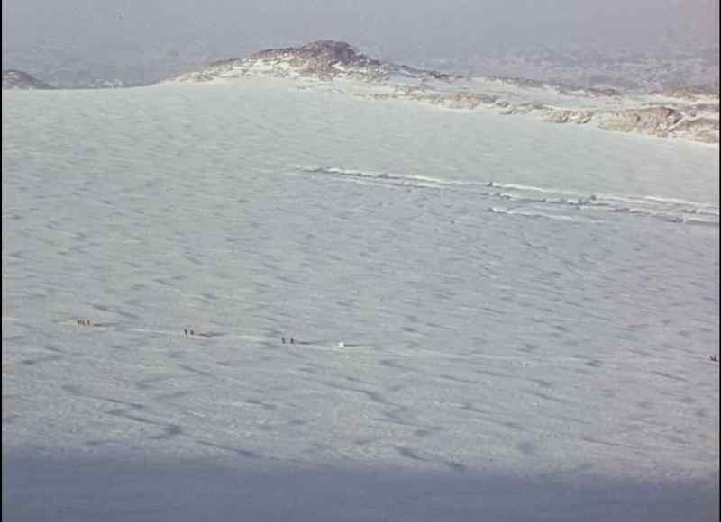 '12 men with three sledges, man-hauling.'