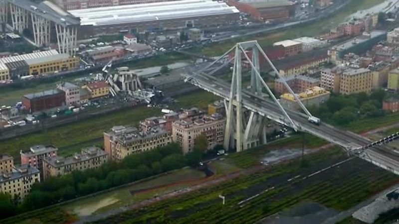27 vehicles fall with the bridge