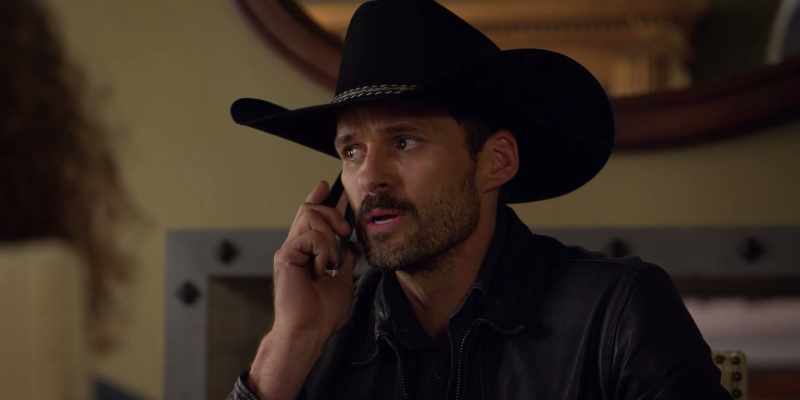971. What's your emergency? - Hello. Yes, I'd like to report a robbery