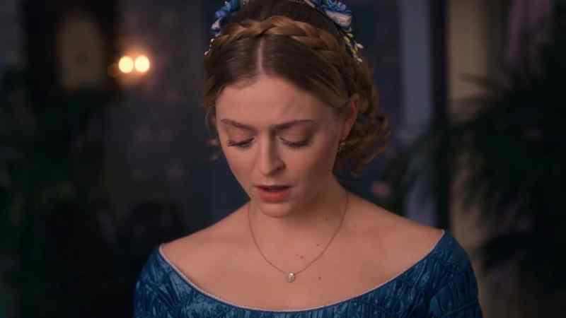 A locket. - Yep, 'cause I'm ready to lock it down