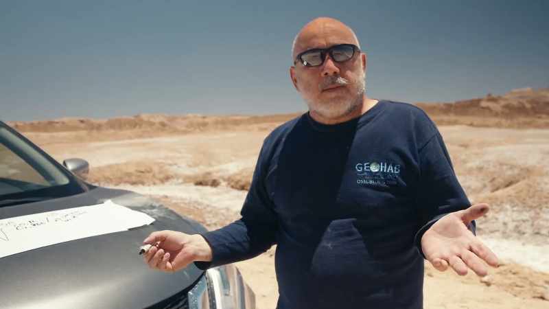 A proposito, abbiamo una cella sulla nave? - Sì, certo