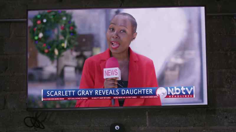 Action star Scarlett Gray gets mobbed while getting