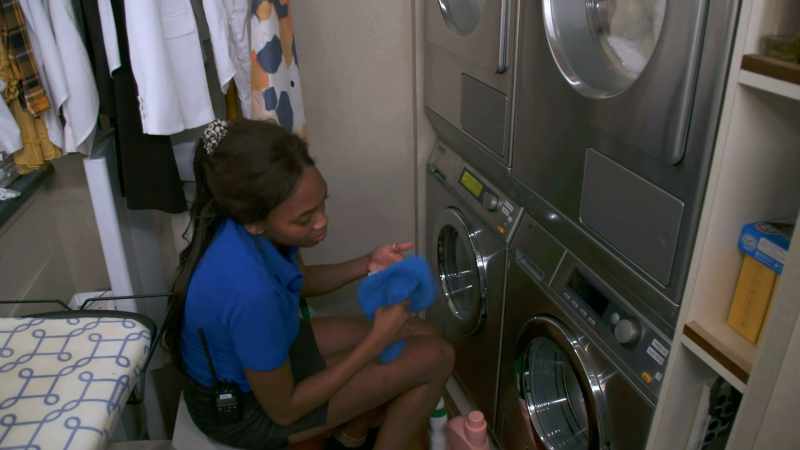 Aesha giving Magda the chance in service