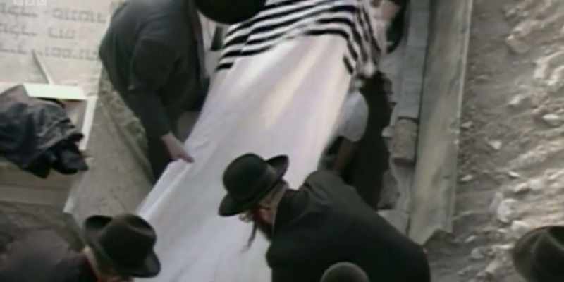 After an autopsy, Maxwell's body is buried quickly