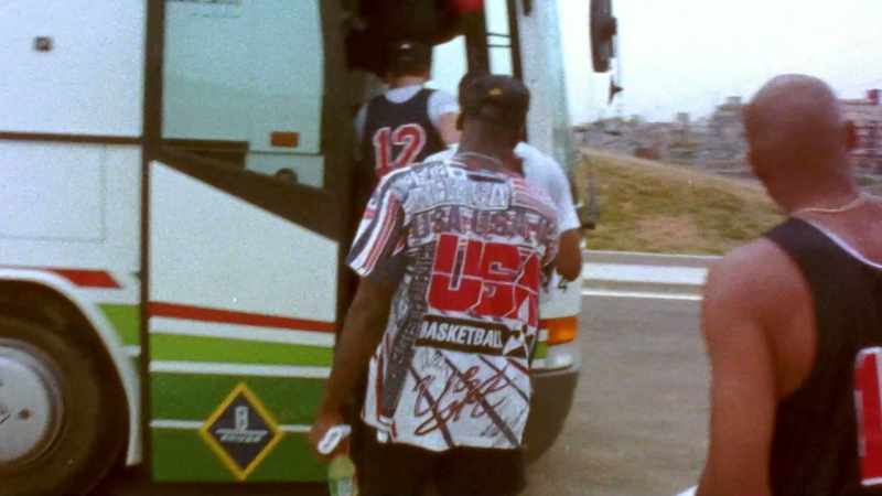 After the practice, they get on the bus to go back to the hotel