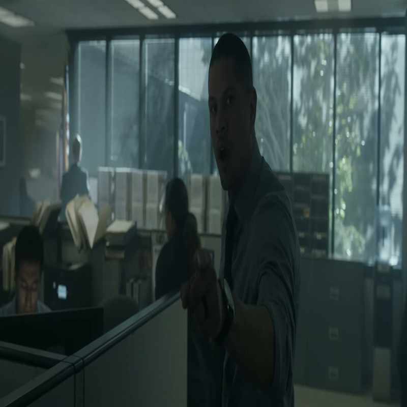 Agent, I gave you that tip. - Sit down!