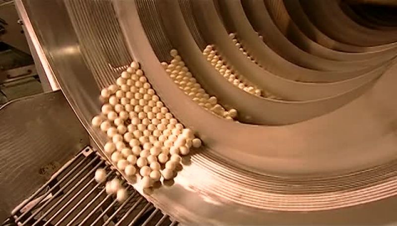AIR BLOWS THROUGH PERFORATIONS IN A COOLING TUNNEL