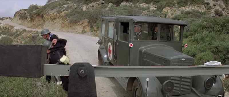 Alert the frogmen to prepare for entry. - Yes, sir