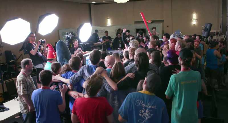 [all chanting] GDQ! GDQ! GDQ!