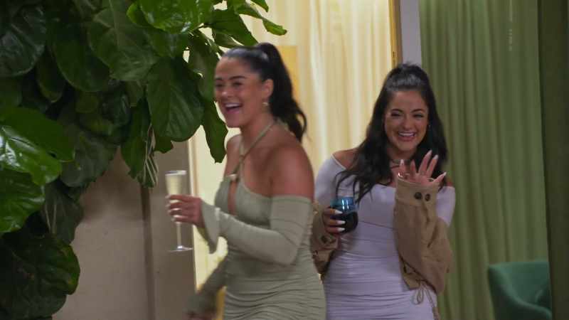 [all laughing] - Hi!