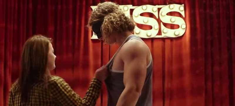 �� All our stuff in trunks and paper bags ♪