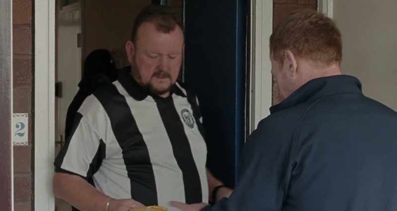 All right, mate? Parcel for you there. - Oh, cheers