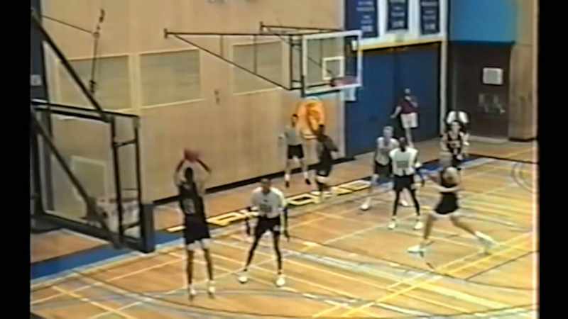 Allan Houston encestó un par de triples