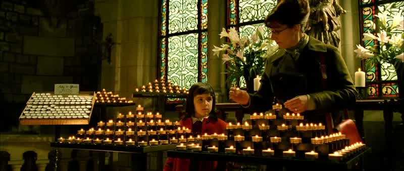 After her mother's death, Amélie lives alone with her father