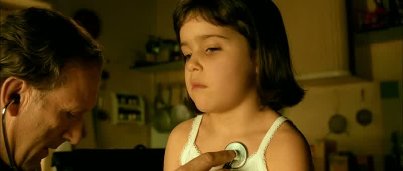 Amélie is six. Like all little girls,she'd like to be hugged by her daddy. But he never touches her,except for a monthly checkup. The thrill of this rare contact makes her heart beat like a drum. As a