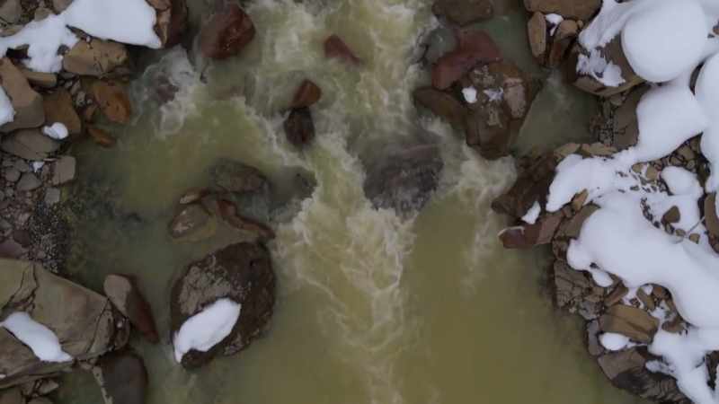 {\an1}-A river can get blocked by rocks, for example