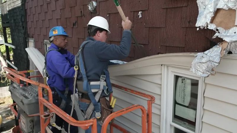 {\an1}Because the siding is hung