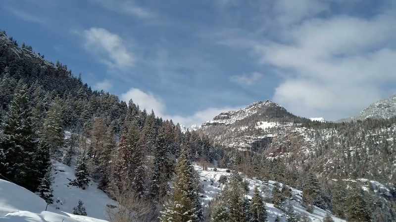 {\an1}But throw a mountain into the mix