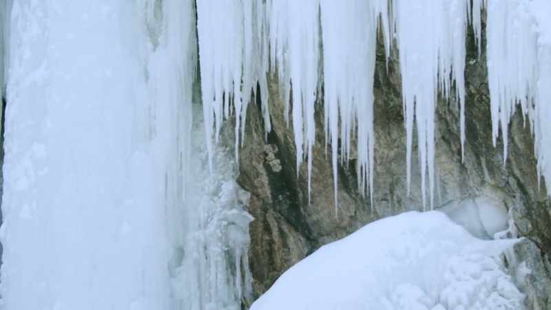 {\an1}-Climbing is as much mental as it is physical