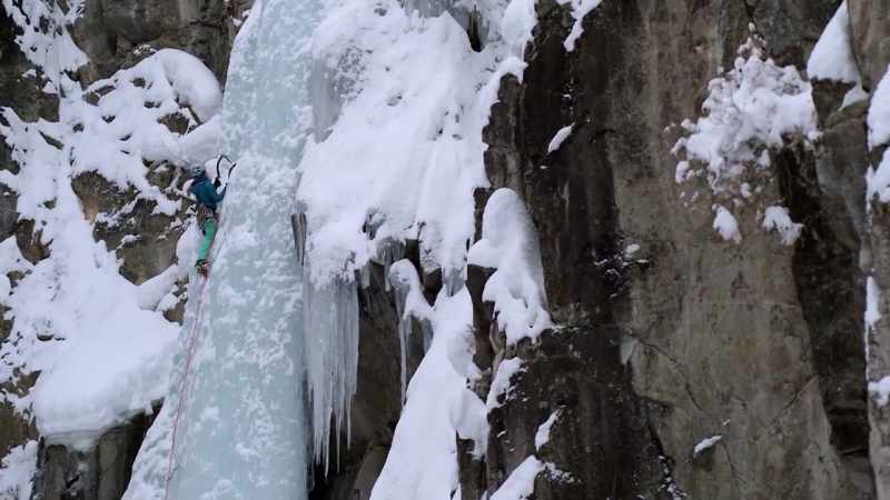 {\an1}-High-altitude ice climbing is the ultimate test