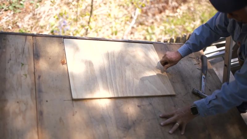 {\an1}Now that the piece is cut, I insert it into the opening