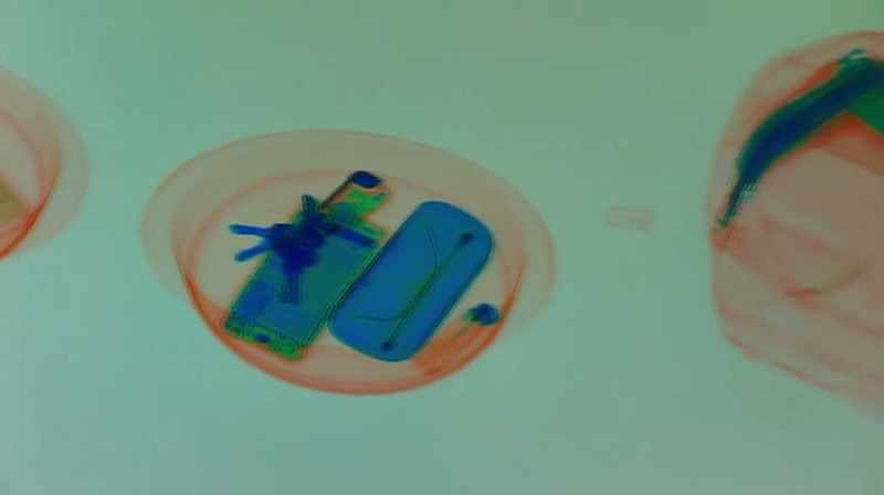 {\an1}(objects clattering)