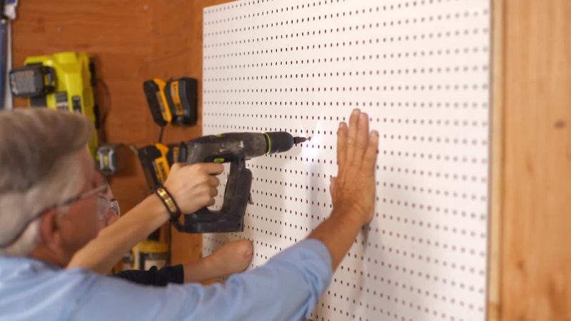 {\an1}Okay, good. Now grab a screw
