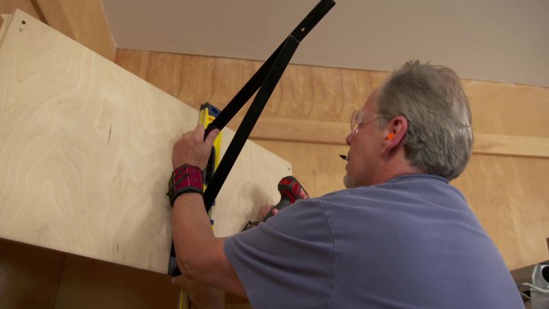{\an1}Richard: Then we can mount the bracket and attach the heater