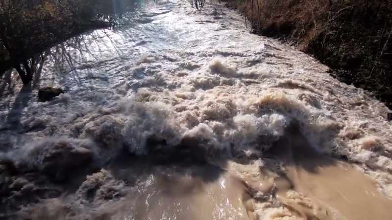 {\an1}The constant flow of water through rivers