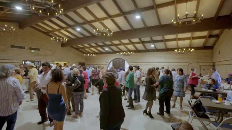 {\an1}We love to dance, and we have been attending there