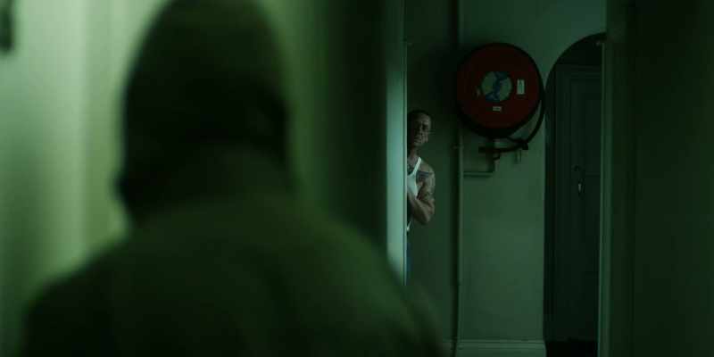 {\an1}- What are you doing there? - I made 'em change me room