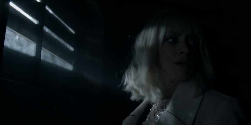 {\an5}- This used to be her house. - Whose house?