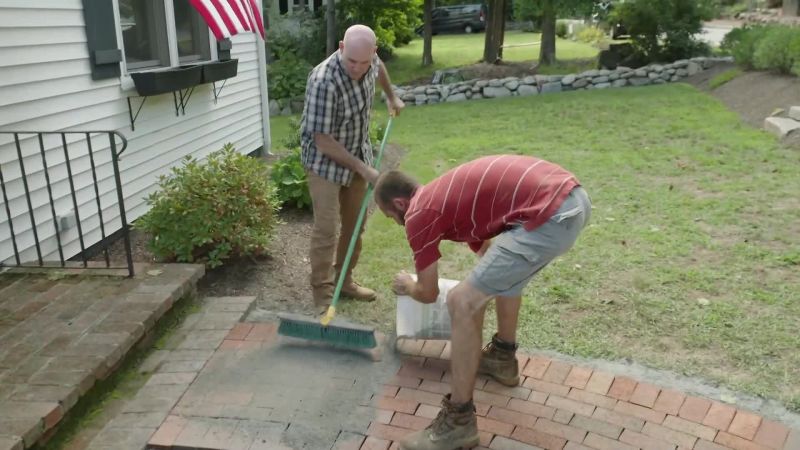 {\an7}So now we're going to sweep the stone dust
