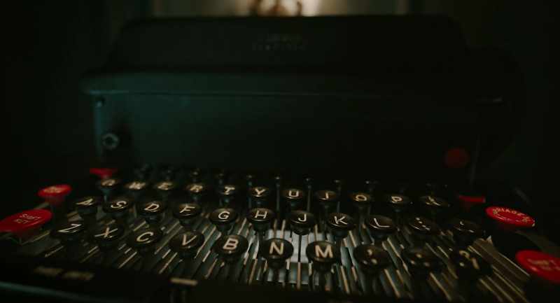 {\an8}A typewriter