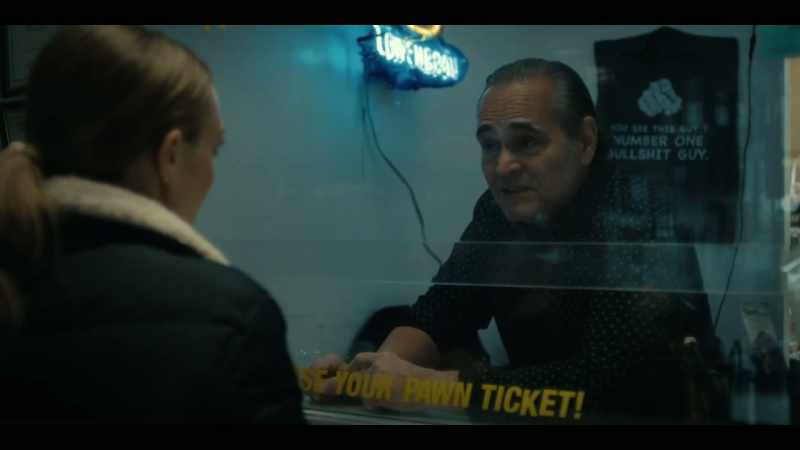 {\an8}- Ai documente pentru el? - Nu, l-am primit cadou