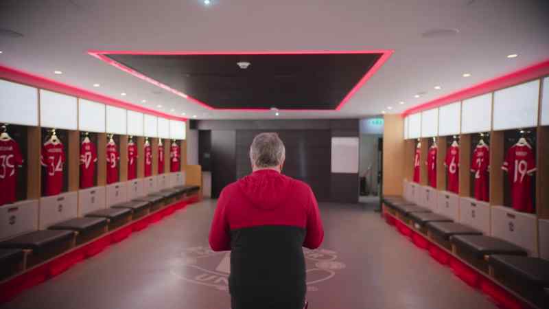 {\an8}ALBERT MORGAN MAN UTD KIT MAN 1996-2013