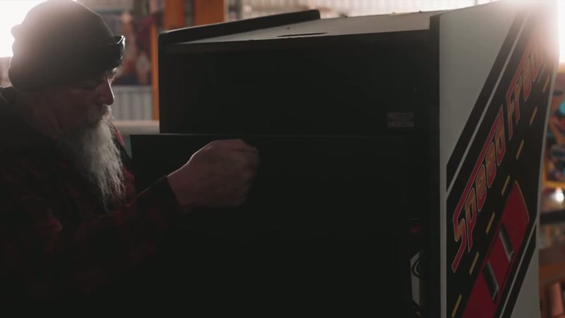 {\an8}[announcer] Let's have a nice hand for Ray Romano