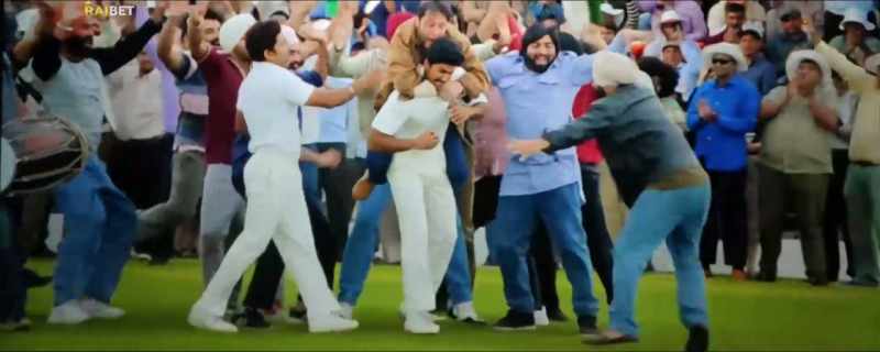 {\an8}Binny bowling to Lloyd