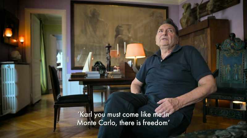 {\an8}C'est Helmut Newton qui lui a dit