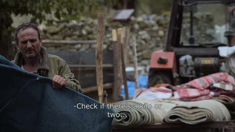 {\An8}Check if there's a kilo or two... - I hope there'd be more