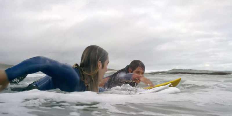 {\an8}Come on, start paddling. We'll go straight out