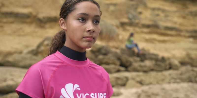 {\an8}[Commentator] And after two full days of surfing
