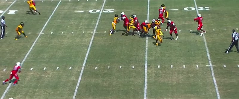 {\an8}[commentator] Shedeur Sanders looking back to pass it, has time