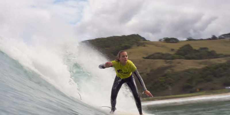{\an8}[Commentator] Sheridan Morehouse dominating