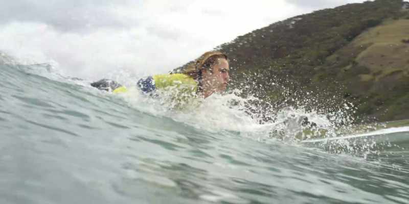 {\an8}[Commentator] Well, these choppy conditions