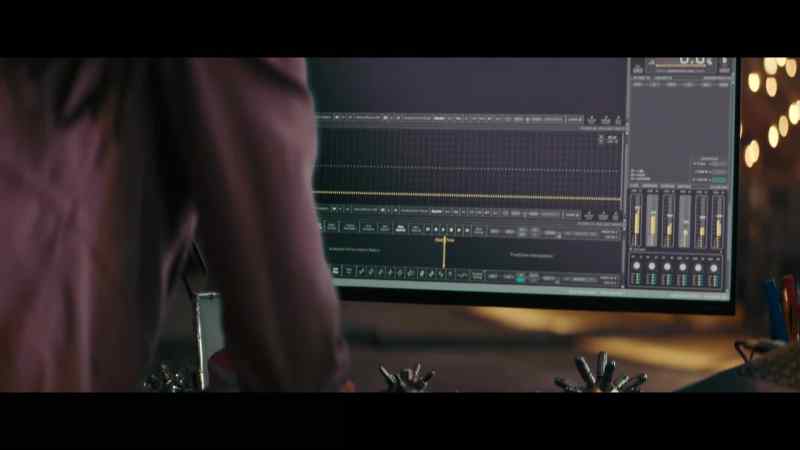 {\an8} [computer beeping]