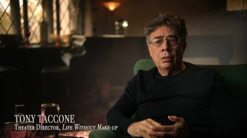 {\an8}DIRETOR DE TEATRO
