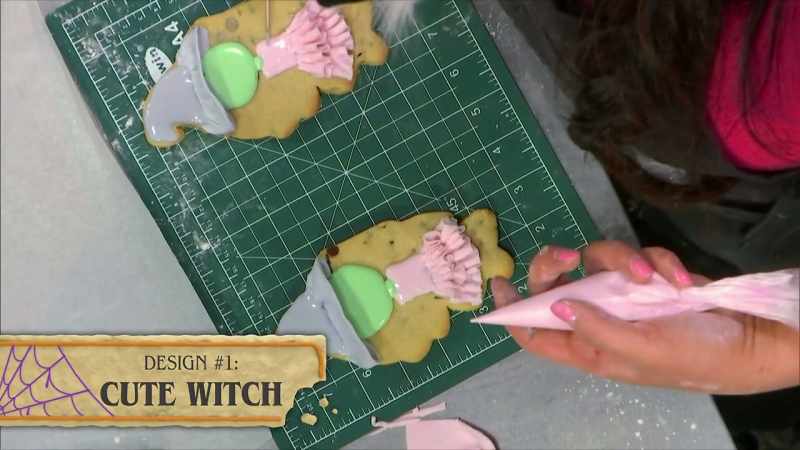 {\an8}Doing the fondant work on my cookies