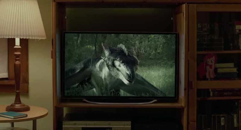 {\an8}[dramatic music playing on TV]