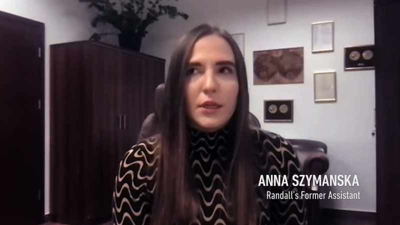 {\an8}EX-ASSISTENTE DE RANDALL